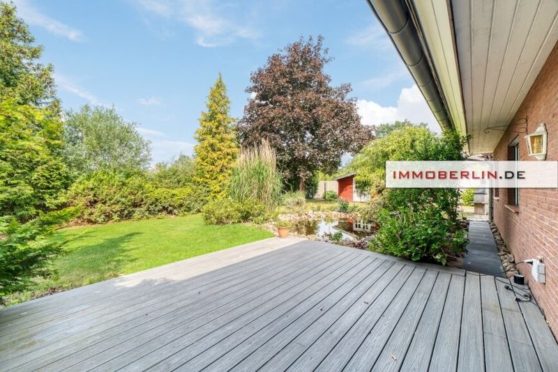 IMMOBERLIN.DE - Adrettes Haus mit Südwestgarten & Doppelgarage in ländlicher Lage